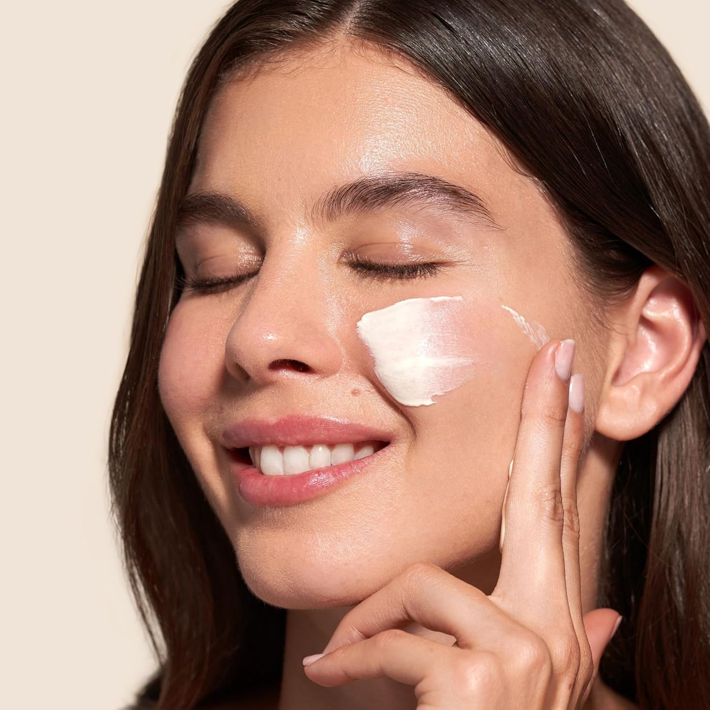 Sheer Protection SPF 50+ – Broad-Spectrum Face Sunscreen for Women with Zinc Oxide, Niacinamide & Hyaluronic Acid – Oil-Free UV Protection, Hydration & Anti-Aging with Universal Tint (60Ml)